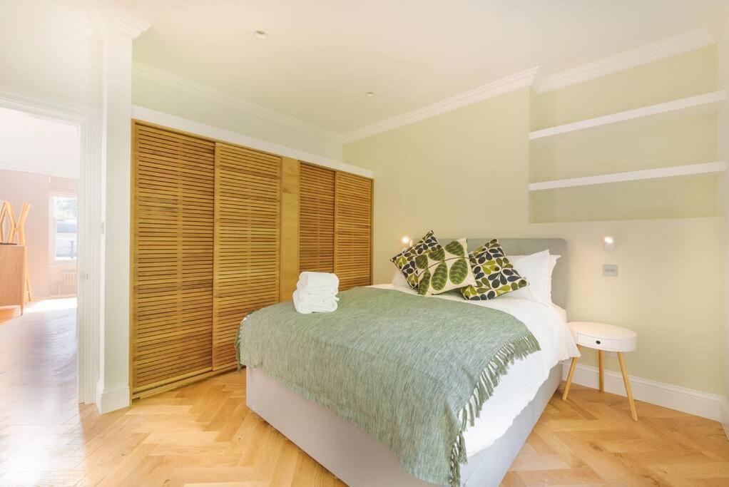 לונדון Stunning Two Bed Apartment Rh8 מראה חיצוני תמונה